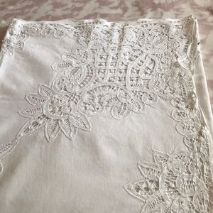 Table Cloth with 8 napkins to match